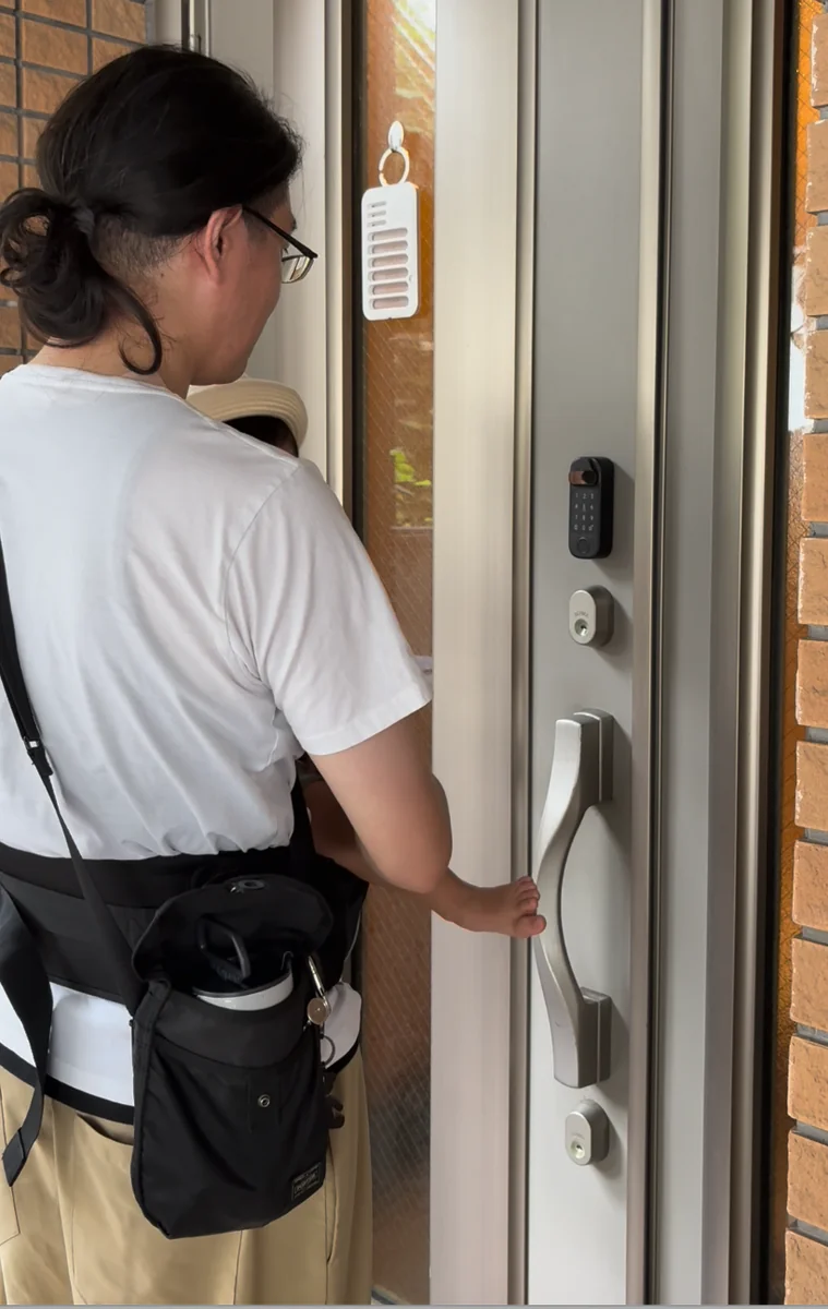 実際の玄関で顔認証機器に向かっている利用シーン
