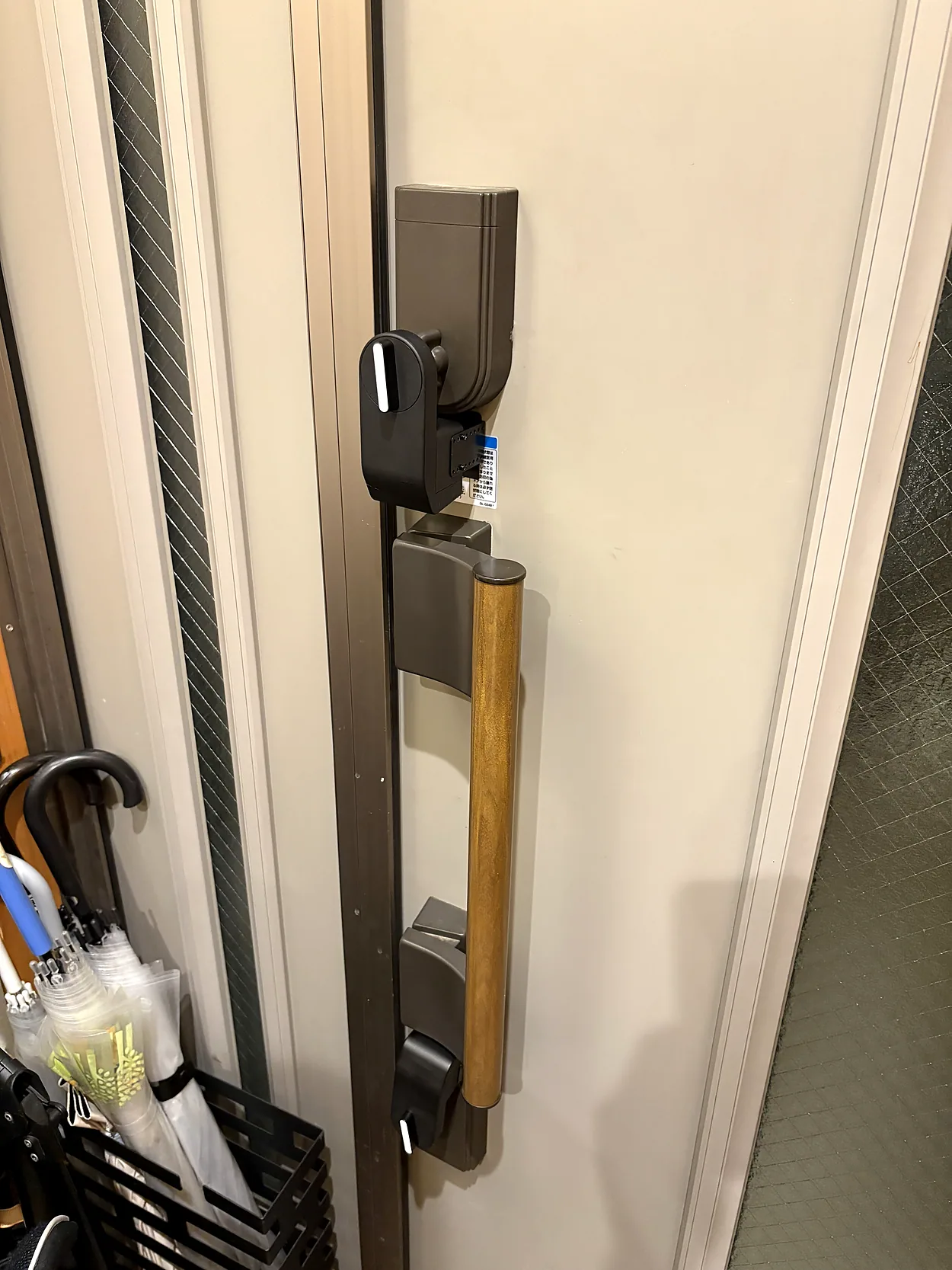 クリックすると拡大表示します 玄関ドア内側の上下2か所に取り付けたスマートロック本体の実写写真
