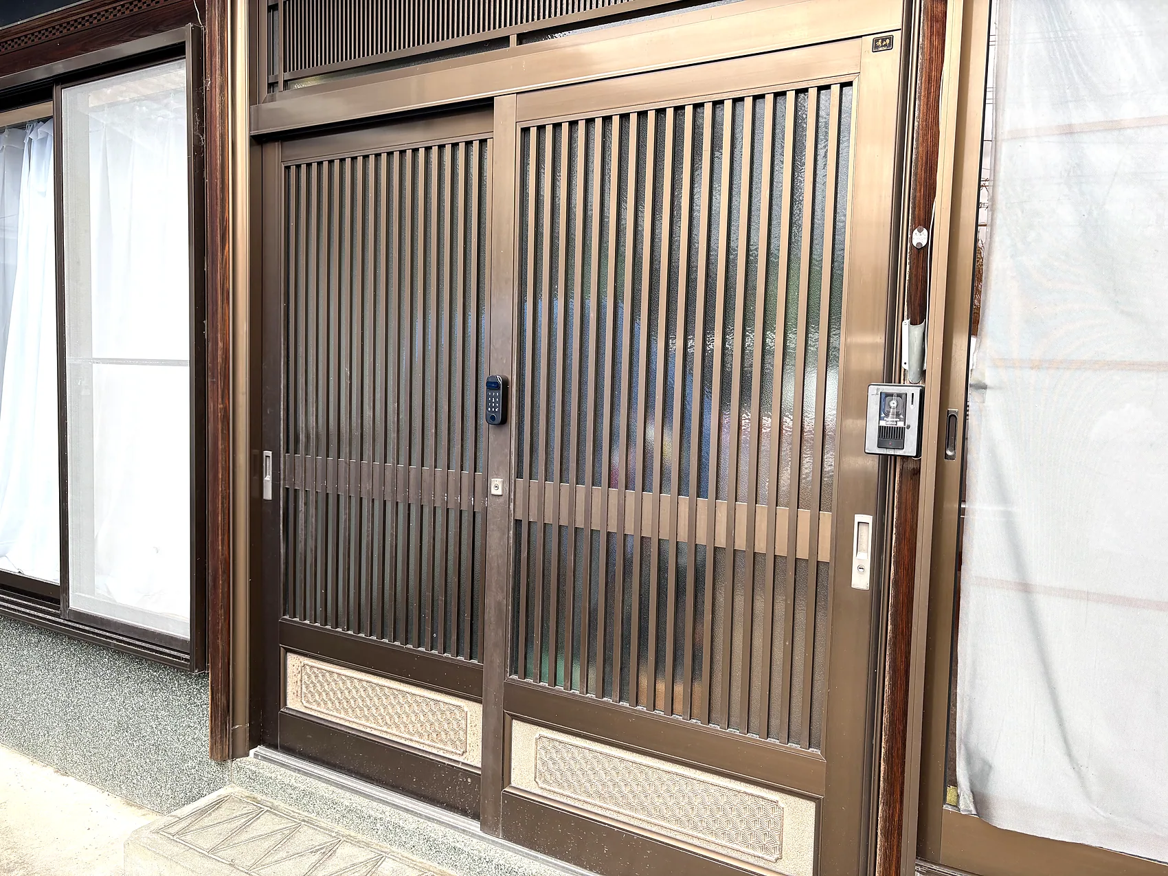 引き戸の玄関に認証機器を設置した実際の写真